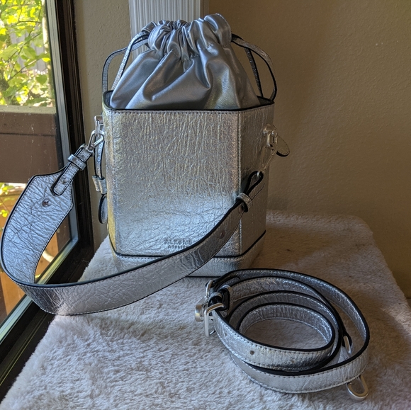 Alkeme Atelier fire bucket in pineapple leather - Picture 2 of 4